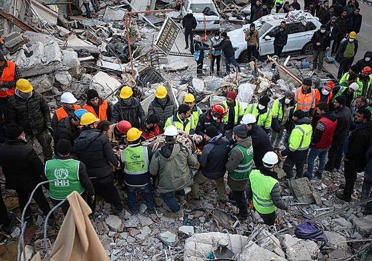 Rescatados con vida una madre y su hijo tras llevar 101 horas sepultados por escombros en Turquía