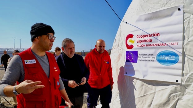 El embajador de España en Turquía, Javier Hergueta (centro), visita el hospital acompañado del jefe de emergencias de la Oficina Humanitaria de la AECID, Roberto Arranz