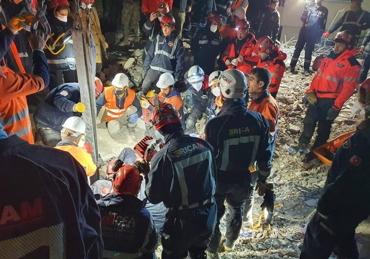 El «inesperado» rescate de los equipos españoles a una mujer que llevaba 6 días bajo los escombros en Turquía: «Ha sido un milagro»