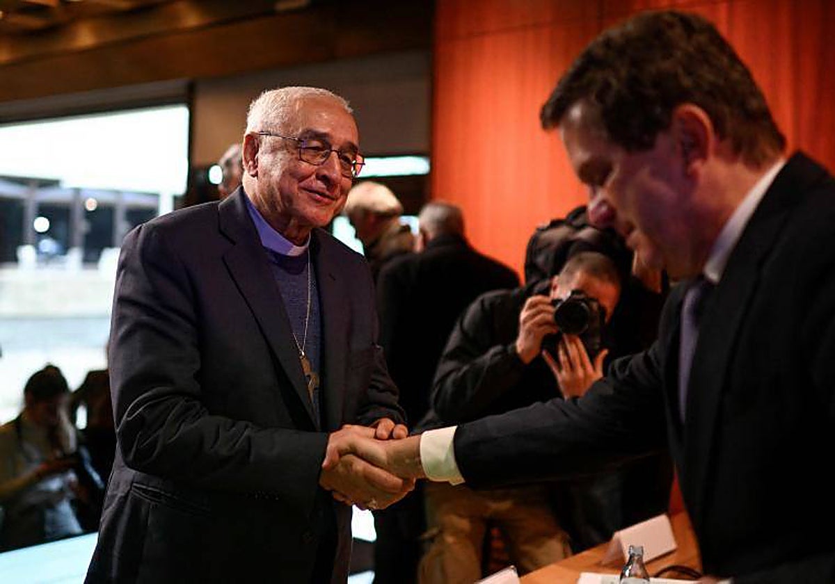 El presidente del episcopado, José Ornelas, saluda al responsable de la investigación, Pedro Strecht (a la derecha)