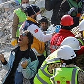 Los rescates milagrosos iluminan una Turquía hundida en el dolor