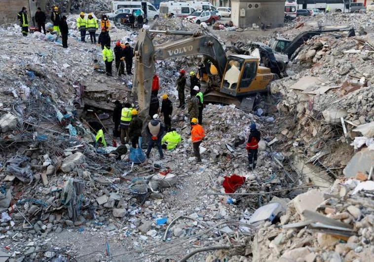Rescatan a dos personas tras más de ocho días bajo los escombros en Turquía