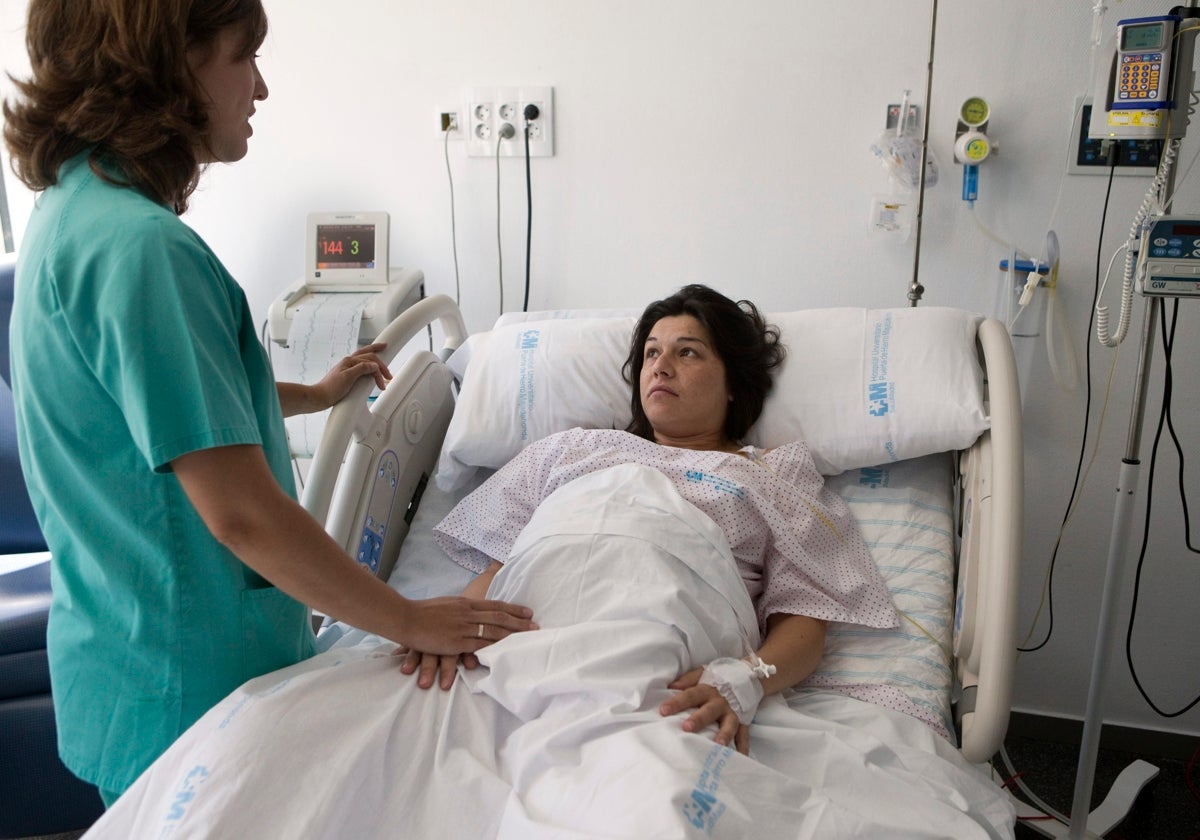 Una mujer se prepara para dar a luz en el Hospital Puerta del Hierro en Majadahonda