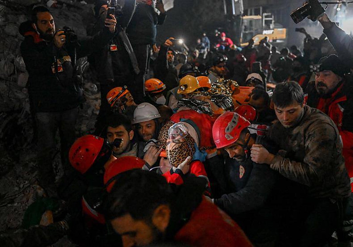 Rescatistas sacan a una superviviente de entre los escombros en Siria