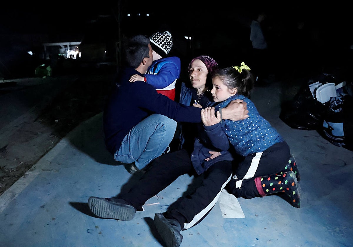 Una familia se resguarda en la calle del seísmo de Hatay.