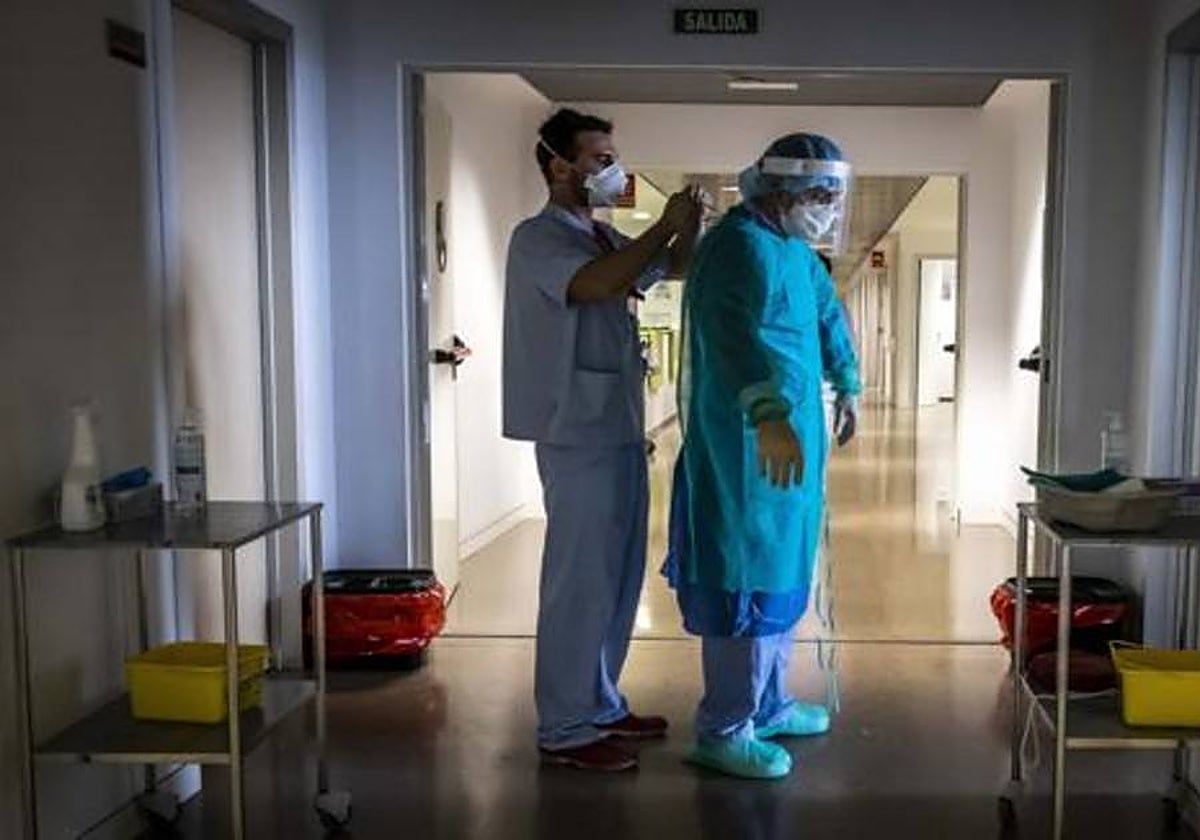 Dos sanitarios durante la pandemia de coronavirus