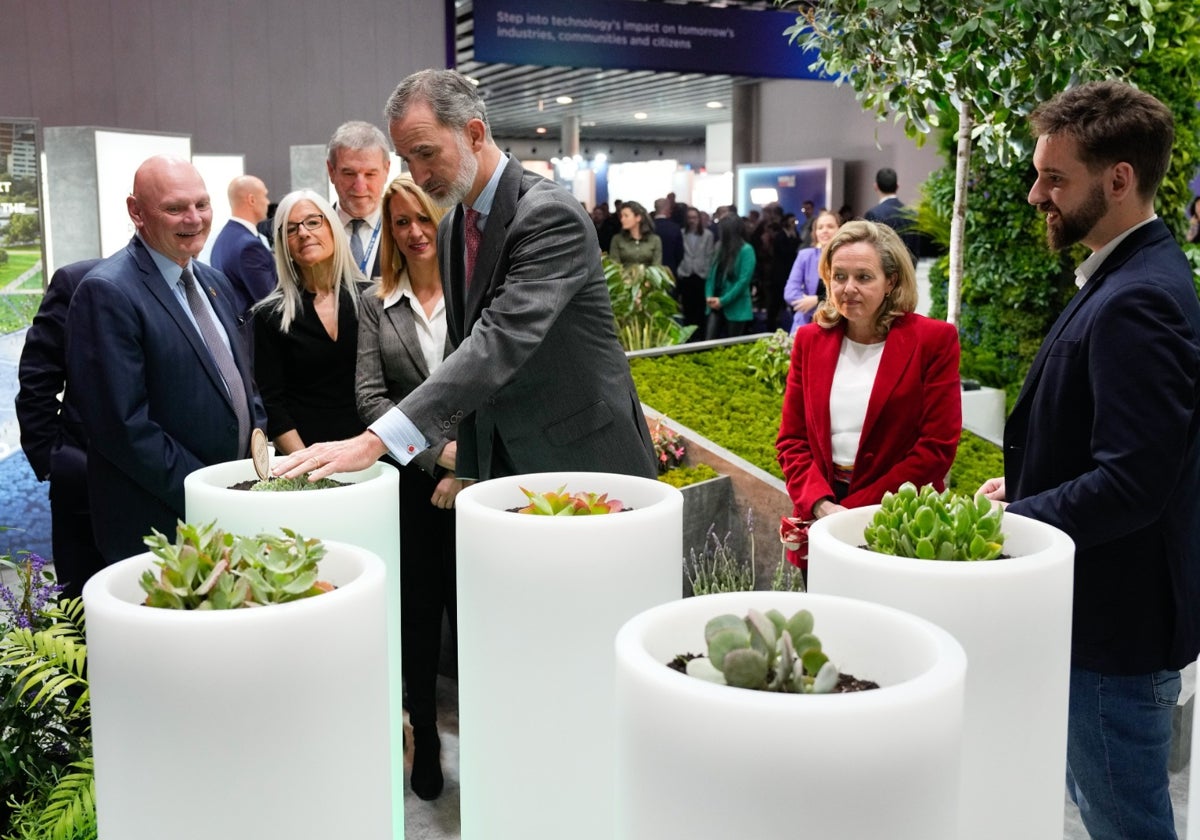 Don Felipe, durante su visita al 'stand' de Bioo en el MWC