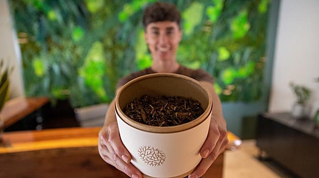 Spade, junto con el mantillo que resulta del proceso de compostaje humano