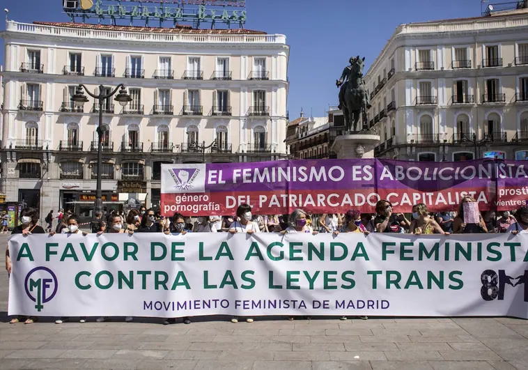 Las feministas temen multas de hasta 150.000 euros por sus posiciones críticas con la 'ley trans'