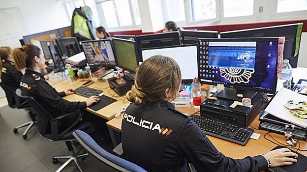 Las policías del Grupo de Fraude Empresarial, en el complejo policial de Canillas