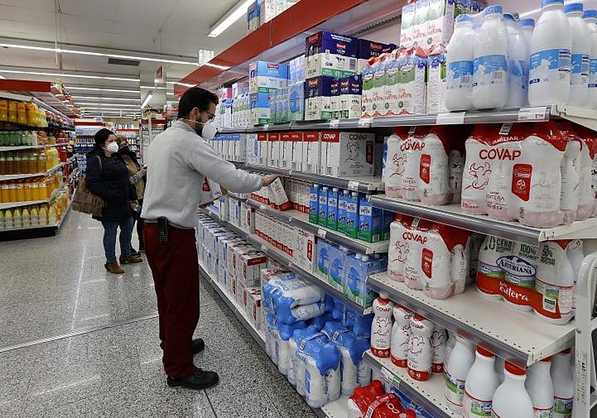 Imagen de archivo de leche en un supermercado