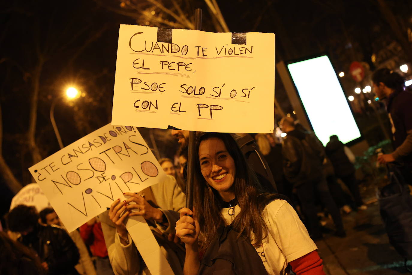 Unas manifestantes critican que los socialistas se apoyen en los populares para reformar la ley del 'solo sí es sí'