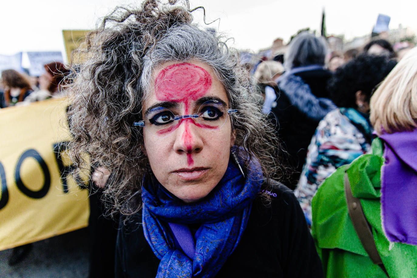 Una joven se manifiesta en Madrid con motivo del Día Internacional de la Mujer