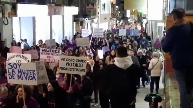 Cientos de mujeres se manifiestan por las calles de Mérida en el 8M