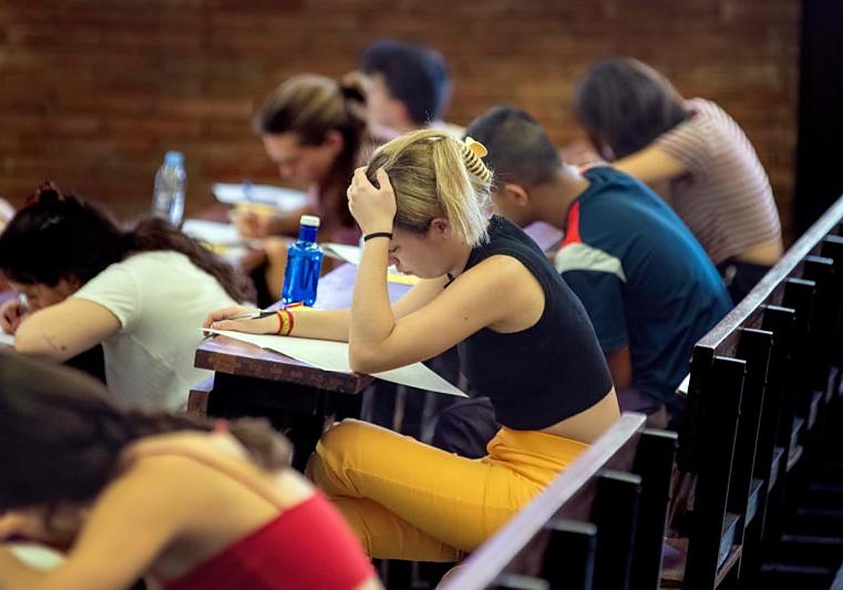 Imagen de archivo de estudiantes realizando un examen