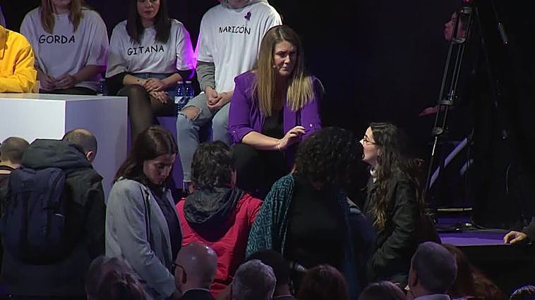Interrumpen el acto de Igualdad para criticar a Montero: "Quiero preguntar qué es una mujer"