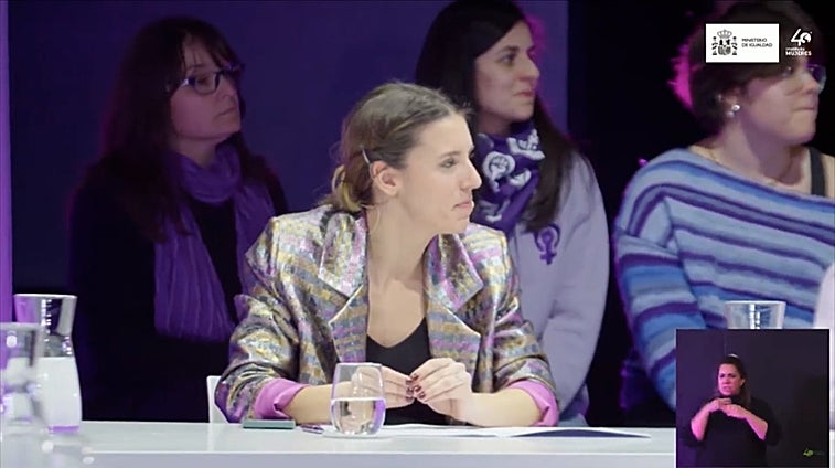 Interrumpen el acto del Instituto de la Mujer gritando contra Irene Montero: «¡El feminismo es de todas!»