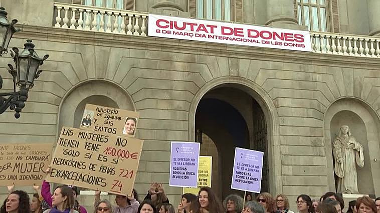 La plaza Sant Jaume (Barcelona) se tiñe de lila para protestar contra la prostitución y la ley trans