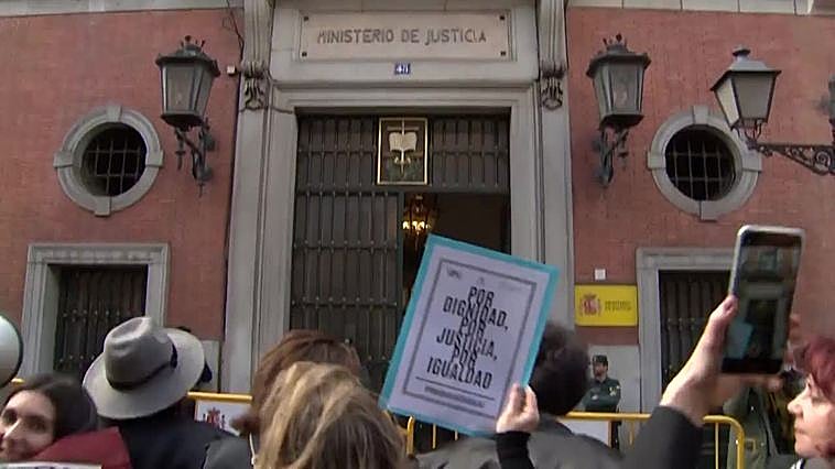 Los LAJ se manifiestan en el marco de la huelga y piden a Llop que "cumpla los acuerdos"