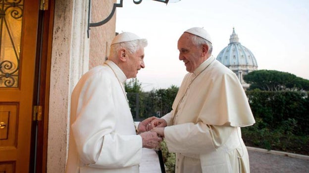 Benedicto XVI recibe a Francisco en su residencia Mater Eclesiae, en los jardines del Vaticano