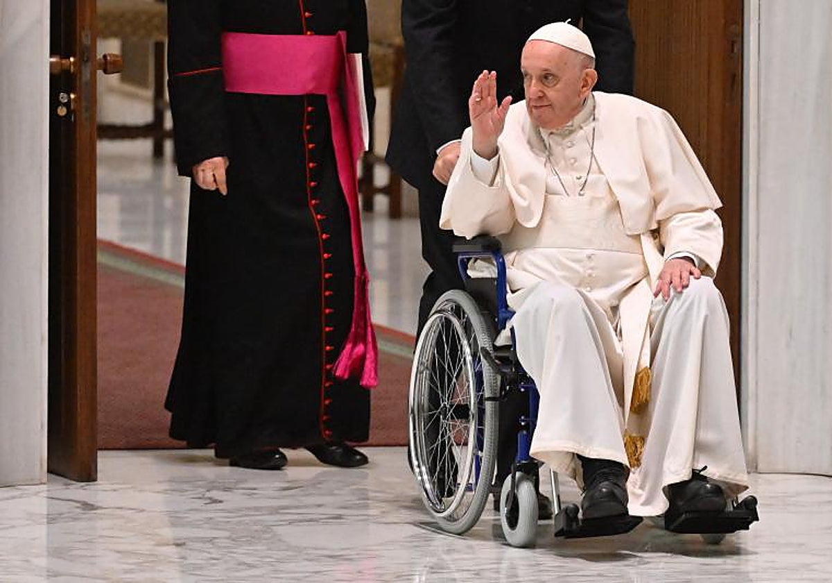 El Papa Francisco accede en silla de ruedas a una audiencia