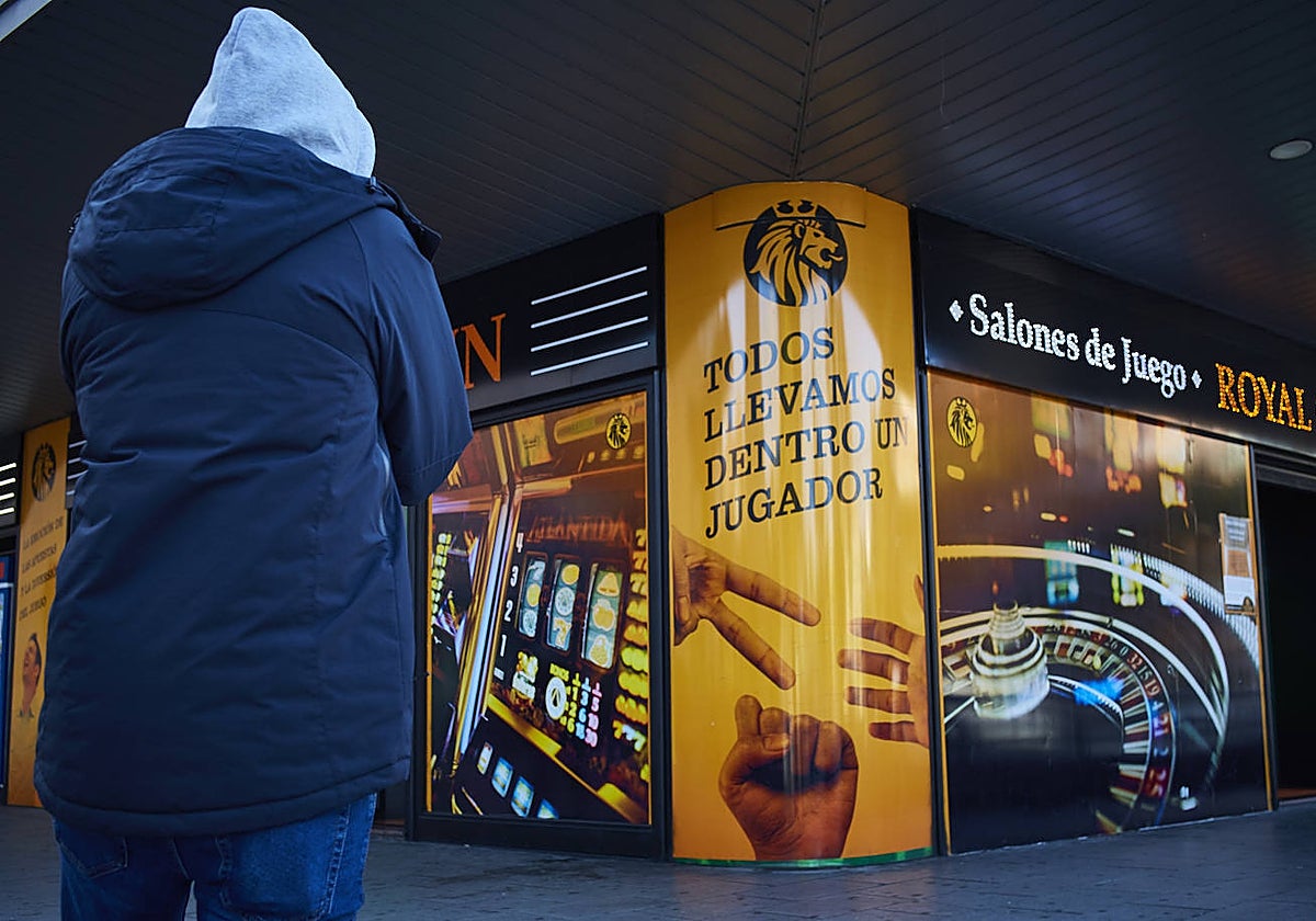Un joven, frente a una casa de apuestas en Madrid