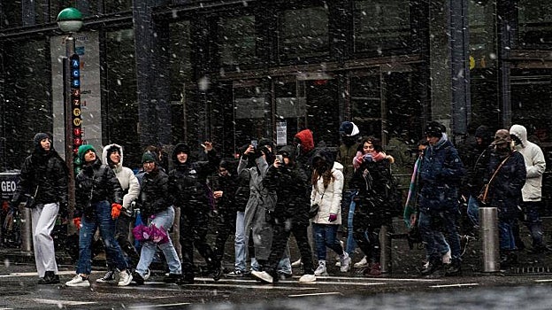 Peatones cruzan la calle entre la nieve en Manhattan, Nueva York