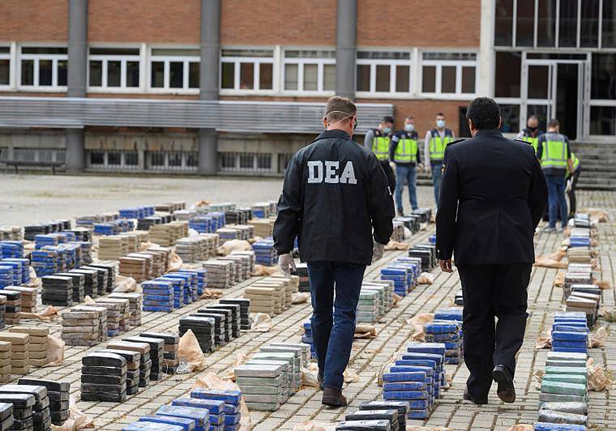 Agentes de Policía tras la incautación de cocaína escondida en cajas de fruta