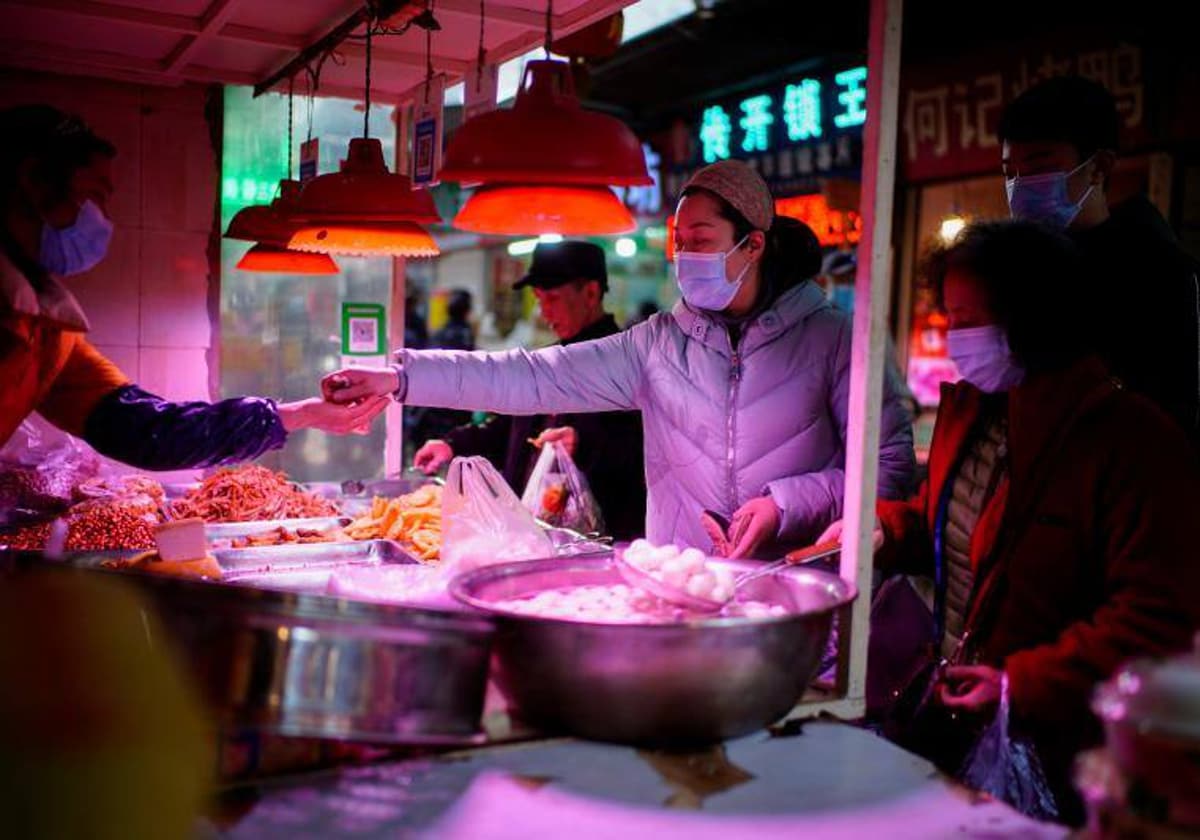 Compra de alimentos en el mercado de Wuhan, China