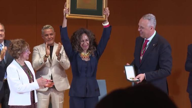 Alejandro Sanz y Lola Flores, a título póstumo, distinguidos como Hijos Predilectos de Cádiz