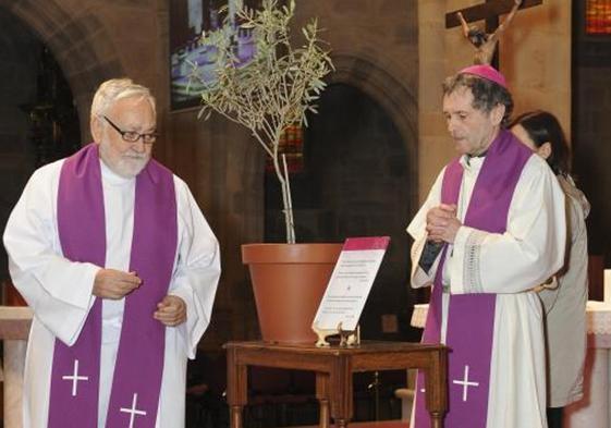 López Villalba, a la izquierda, en el acto de petición de perdón junto al obispo de Bilbao