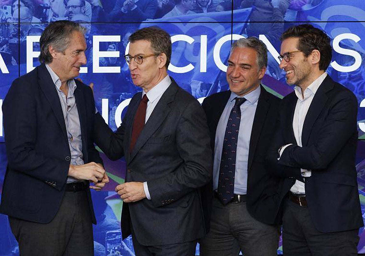 El coordinador del programa electoral del PP, Íñigo de la Serna, con Feijóo, Elías Bendodo y Borja Sémper, en una reunión de campaña