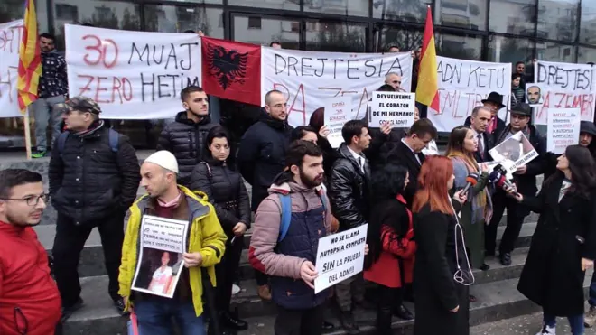 Protestas en Tirana, pidiendo que se aclare la muerte y ausencia del corazón de Saimir