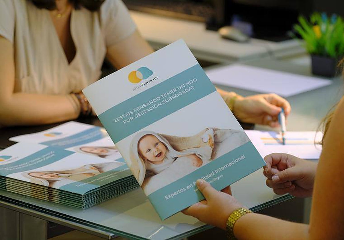 Folleto de una agencia española que ofrece servicios para la gestación subrogada