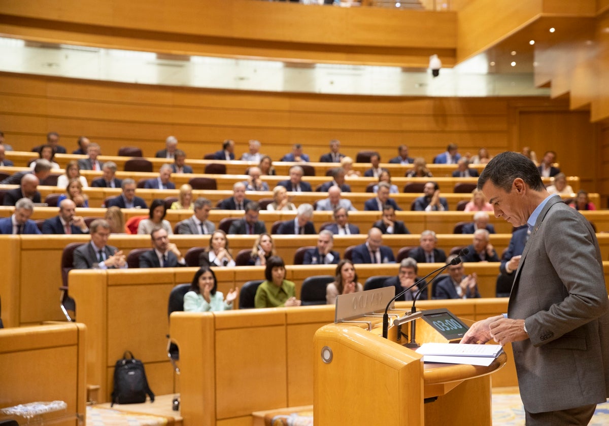 Un pleno del Senado, con Sánchez en primer plano y Feijóo en su escaño