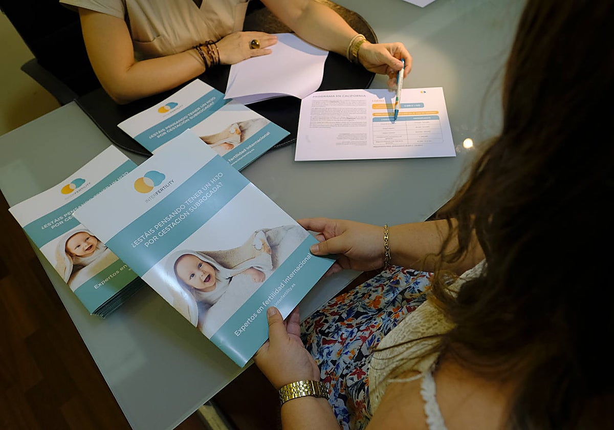 Una joven se informa sobre el proceso en una agencia de gestación subrogada