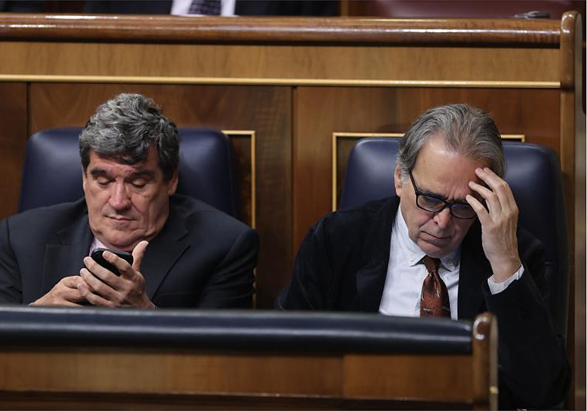 El ministro de Universidades, Joan Subirats (derecha), junto José Luis Escrivá, ministro de Seguridad Social