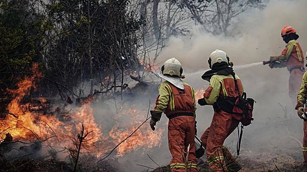 Bomberos de Asturias treabajan en el incendio de los concejos de Valdes y Tineo