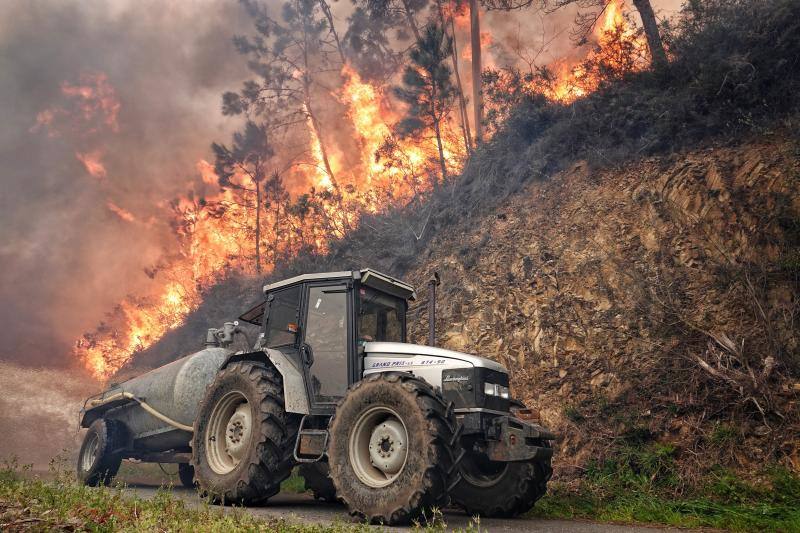 El fuego arrasa todo a su paso. En la imagen un tractor a apenas unos metros del fuego