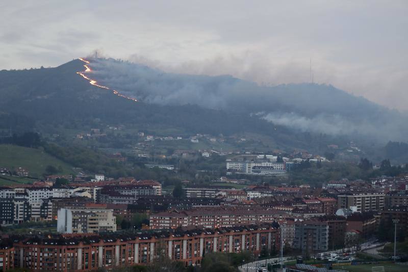 El incendio del monte Naranco desde lejos en Oviedo