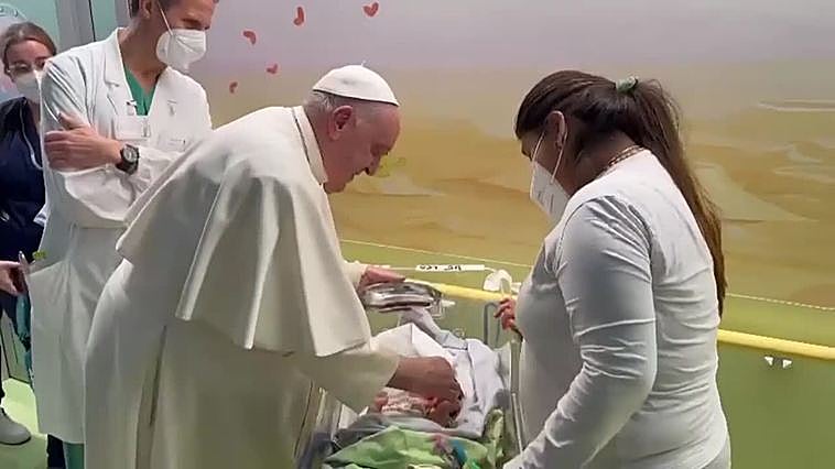 El Papa bautiza a un bebé en la planta de Oncología Pediátrica del hospital Gemelli