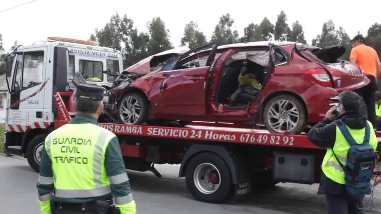 Cuatro jóvenes muertos y un herido grave al precipitarse por un barranco un coche en Xove