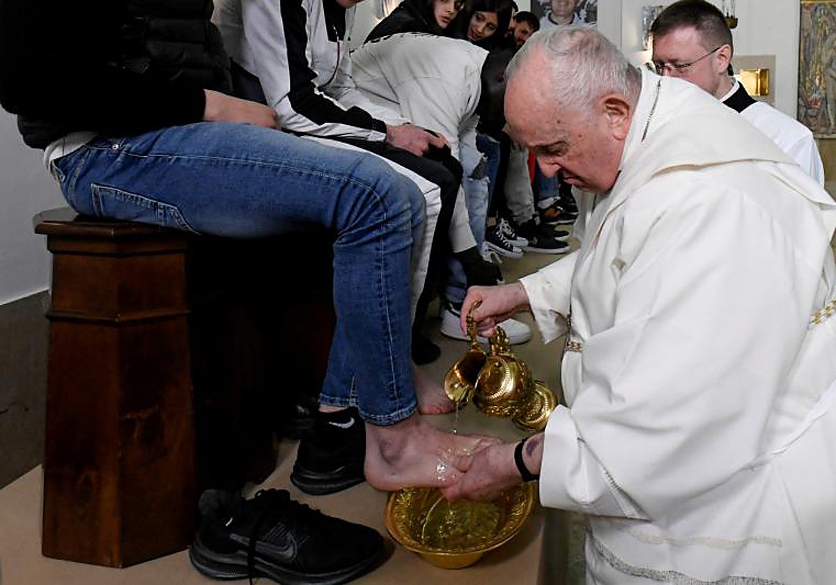 El Papa lava los pies de diez chicos y dos chicas