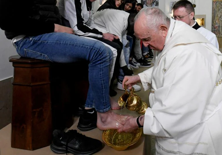 El Papa comienza el Triduo Pascual en una cárcel y lava los pies a diez chicos y dos chicas