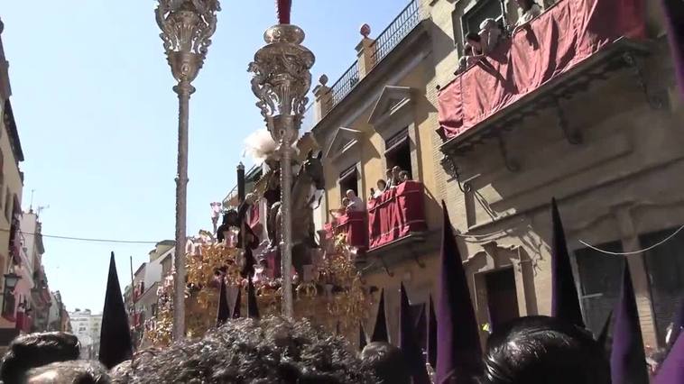 Emoción a flor de piel en el encierro de la Esperanza de Triana y el Cristo de las Tres Caídas