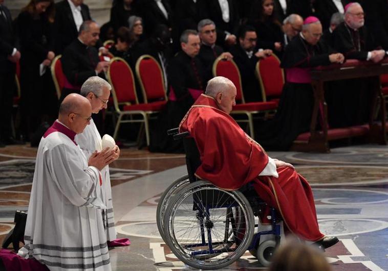 El Papa no acudirá al Vía Crucis en el Coliseo a causa del frío en Roma