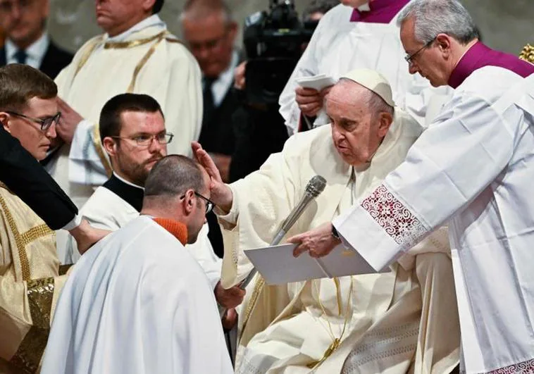 El Papa bautiza a ocho adultos durante la Vigilia Pascual en el Vaticano