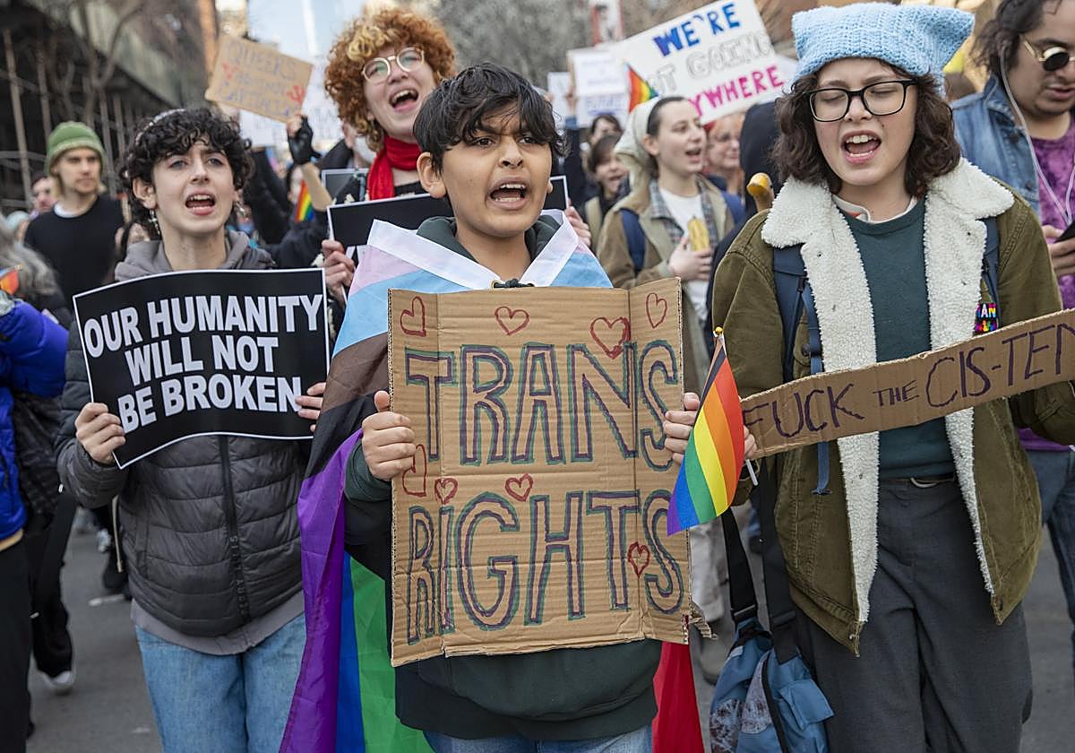 Varias personas marchan para mostrar su apoyo a la comunidad transgénero en Nueva York, EE.UU. el pasado 31 de marzo