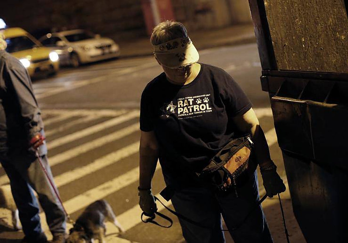 Una empleada, durante una caza de ratas en Nueva York hace unos años para tratar de atajar su población