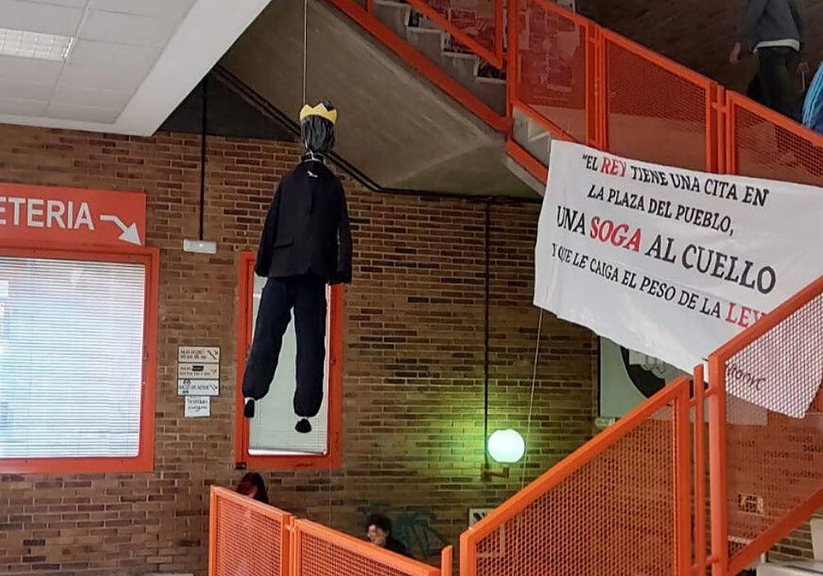 La figura junto a la pancarta que reproduce una canción de Valtonyc en la facultad de Ciencias Políticas